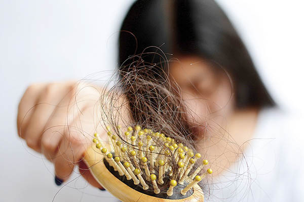 Chăm sóc tóc đúng cách sẽ giúp tóc giảm rụng và mọc lên nhanh chóng